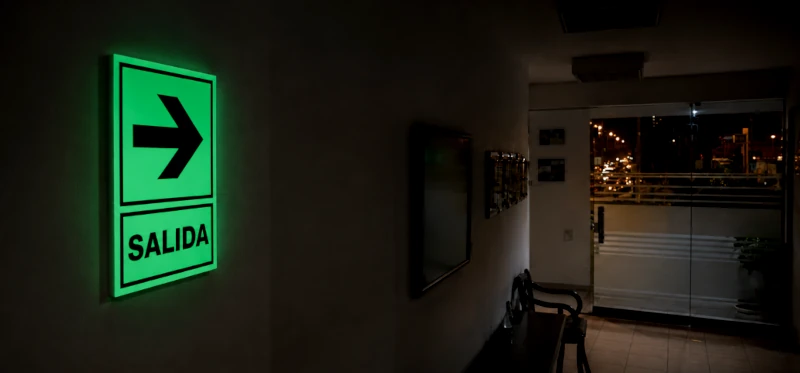Señal de seguridad fotoluminiscente vista en oscuridad