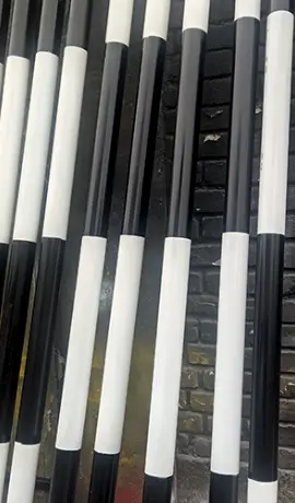 Postes metálicos para senalización vial duraderos visibles y vesatiless