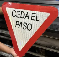 Señal reguladora R-2 ceda el paso con lámina 3M tipo IV