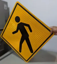 Señal preventiva cruce peatonal fibra de vidrio con lamina grado prismático