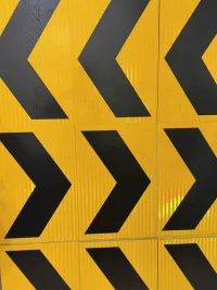 Señales chevrón con lámina reflectiva Alternativa y soporte aluminio compuesto 4mm