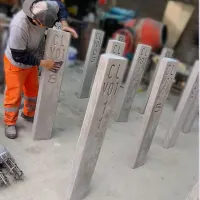 Poste o hito kilométrico con inscripción en bajo relive