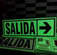 Señal fotoluminiscente salida derecha vista en oscuridad