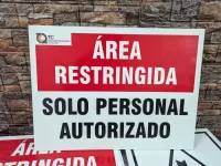 Señal fotoluminiscente con logo