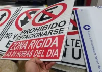 Señal prohibido estacionarse en sustrato de aluminio y lámina reflectiva HIP