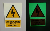 señal fotoluminiscente riesgo electrico vista diurna y nocturana