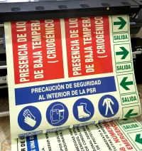 Señales fotoluminiscente diferentes medidas imprimiendose