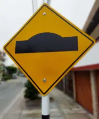 Señal Giba o resalto en fibra de vidrio instalada en zona urbana