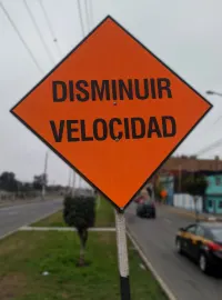 Señal para obras con lamina HIP y marco de madera vista frontal