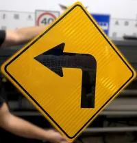 Señal preventiva con lámina 3M tipo IV y panel fibra de vidrio