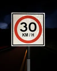 Señal reguladora limite de velocidad instalda y vista en oscuridad