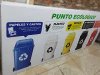Letrero punto ecólogico con marco de madera y banner templado