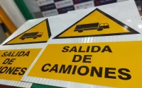 Señal salida de camiones con lamina reflectiva HIP y soporte compuesto de aluminio