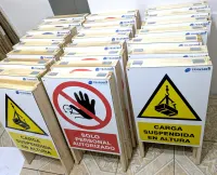 Letreros tijerales doble cara  con vinil y estructura de madera