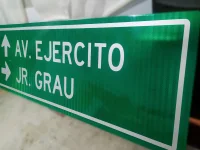 Señal informativa con lamina prismático y letras grado ingeniería